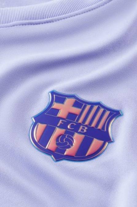 Así luce el escudo del FC Barcelona en la segunda camiseta de la temporada 2021-2022.