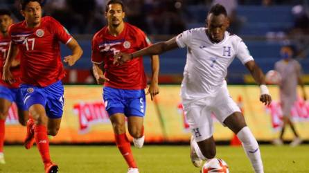 Alberth Elis disputa un balón con Yeltsinn Tejeda de Costa Rica en un partido de las eliminatorias de la Concacaf para el Mundial de Catar 2022.