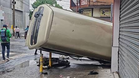 Fotografía que muestra al microbús volcado en la primera calle de San Pedro Sula.