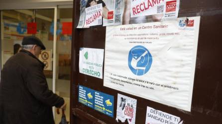 Entrada al centro de salud Abrantes en el barrio madrileño de Carabanchel, este martes. Los centros de salud se encuentra saturados debido a la epidemia estacional de virus respiratorios como la gripe y la covid.