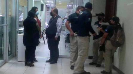 Los agentes recaban indicios en las oficinas y amplían las diligencias investigativas.