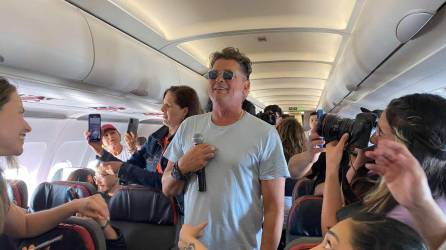 Video: Carlos Vives da concierto en avión