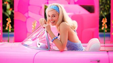 La bella actriz australiana Margot Robbie da vida a la icónica muñeca Barbie.