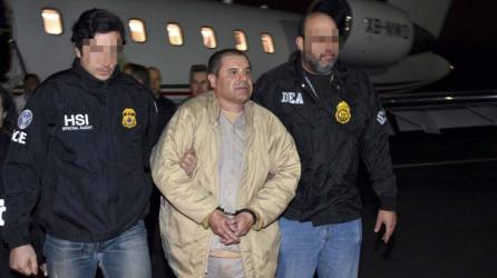 Fotografía de El Chapo Guzmán cuando fue extraditado a Estados Unidos.