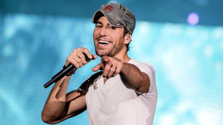 Con ‘Space in My Heart’ Enrique Iglesias hace historia al cantar por primera vez uno de los géneros más queridos por el público estadounidense.