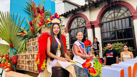 Las principales calles del centro histórico de Copán Ruinas se vistieron de color esta mañana con un desfile de carrozas en el que participaron las reinas de belleza, princesas y madrinas de la feria patronal en honor a San José.