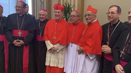 Tres de los recién nombrados cardenales (centro). El Papa nombró este sábado en una ceremonia en la plaza de San Pedro a 21 nuevos cardenales, entre los que se encontraban dos españoles, tres argentinos, un colombiano y un venezolano y que son ejemplo de la Iglesia universal que quiere Francisco.