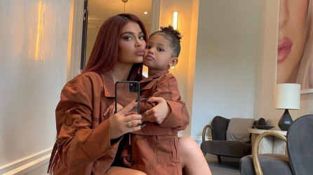 Kylie Jenner también es madre de una niña llamada Stormi.