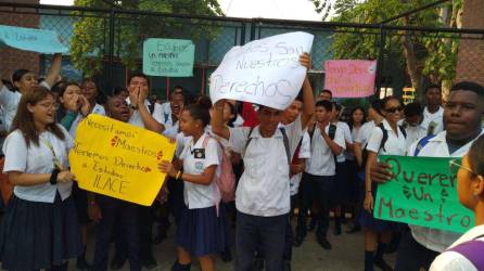Los alumnos de La Ceiba y Copán exigen una respuesta, mientras en Roatán intensifican protestas.
