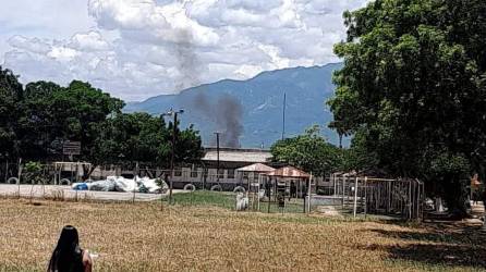 Desde lejos se veía el humo sobre el centro penal de Comayagua.