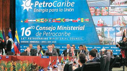 <b><span class=mln_uppercase_mln>Grupo.</span></b> Si Honduras salda deuda con Petrocaribe, los fondos regresarán al país en obras sociales, aseguró Manuel Zelaya el pasado lunes.<span class=mln_uppercase_mln> </span>