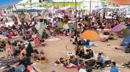 Migrantes descansan en un campamento improvisado hoy, en el municipio de San Pedro Tapanatepec en el estado de Oaxaca (México).