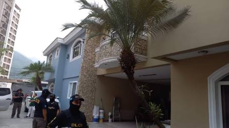 En San Pedro Sula, la Dirección de Lucha Contra el Narcotráfico ejecuta varios allanamientos en zonas residenciales.