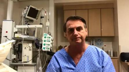 Bolsonaro ha sido hospitalizado en reiteradas ocasiones por secuelas del apuñalamiento en el abdomen en un atentado durante la campaña electoral en Brasil hace cinco años.