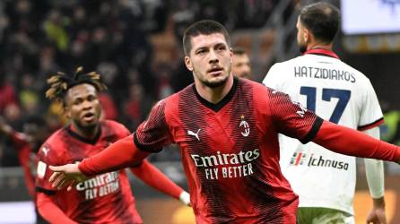 Luka Jovic celebrando uno de los dos goles que marcó en la victoria del Milan ante Cagliari.