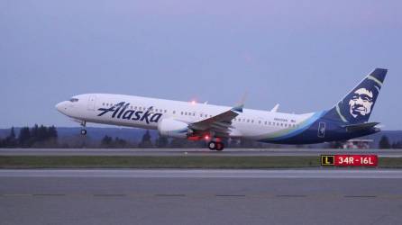 Fotografía de archivo de un avión 737 de Alaska Airlines.