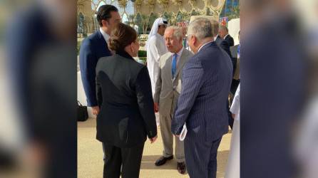 La presidenta de Honduras, Xiomara Castro, conversa con el rey Carlos III de Reino Unido.