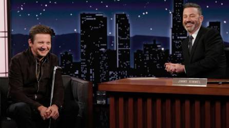 El actor Jeremy Renner en entrevista con Jimmy Kimmel.