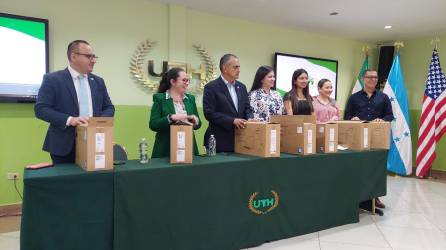 Autoridades de la UTH y USAID en el lanzamiento del programa ALCANZA.