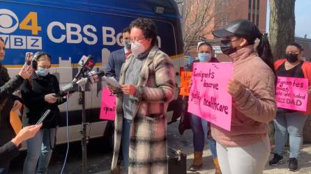 Defensores de los derechos civiles y de los derechos de los inmigrantes instan a los funcionarios estatales a investigar el tratamiento médico discriminatorio y deficiente por parte del Centro de Salud Comunitario de East Boston.