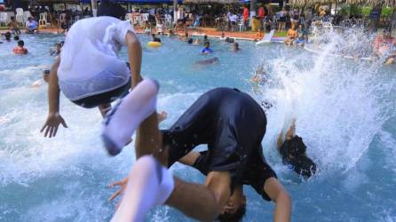 Jóvenes haciendo piruetas en un balneario | Fotografía de archivo