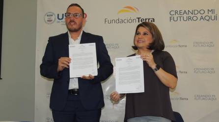 David Medina, subdirector de Creando Mi Futuro Aquí (USAID) y Mariel Rivera, directora ejecutiva de Fundación Terra, firmaron el memorando de entendimiento.