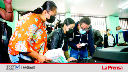 Miembros de las juntas receptoras de votos probando el Trep en el simulacro. Los observadores internacionales han comprobado su funcionamiento. El CNE capacita al personal que estará en el call center sobre su uso antes del inicio de las elecciones generales, hoy se harán más pruebas.