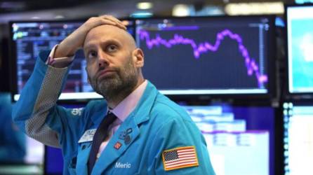 Un empleado reacciona a los datos del mercado que se exhiben en la Bolsa de Valores de Nueva York.
