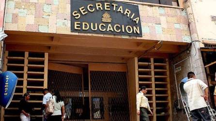 Desde hace varias semanas y en reiteradas ocasiones, padres de familia de Cortés, Ocotepeque y La Paz han protestado por la ausencia de docentes en los<b> </b>centros educativos donde acuden sus hijos. Imagen de archivo.
