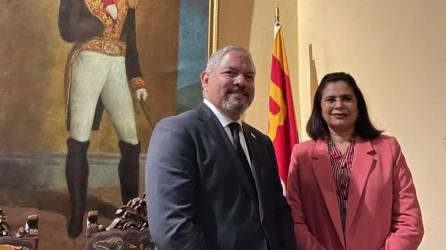 Canciller de Honduras, Eduardo Enrique Reina, y ministra de Finanzas, Rixi Moncada.