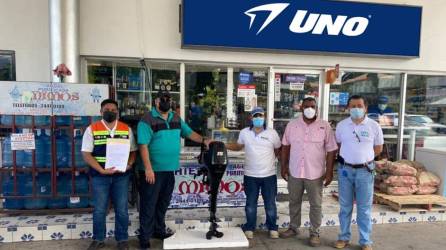 Grupo Terra, a través del Cohep, donó cuatro motores de lancha a la Alcaldía Municipal de Guanaja. UNO Honduras donará el combustible para estas lanchas.