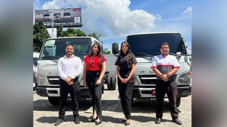 Los ejecutivos de ventas realizaron un tour personalizado para mostrar a los clientes las amplias y modernas instalaciones exclusivo de Camiones FUSO.