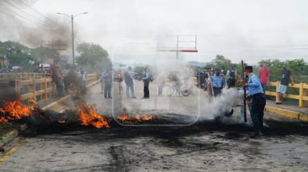 Los pobladores habían quemado llantas sobre la carretera.