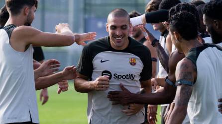 Momento en el que los jugadores del Barcelona le daban la bienvenida a Oriol Romeu.