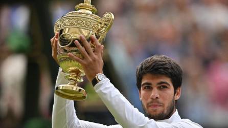 Carlos Alcaraz en el momento que levantaba el Wimbledon logrado este domingo.