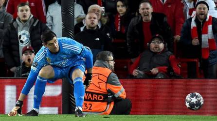 ¡Horror! El tremendo error de Courtois ante el Liverpool