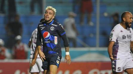 Agustín Auzmendi se destapó con un doblete ante Saprissa, pero erró una increíble oportunidad frente al arco y su frustración fue evidente.