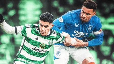 Luis Palma en la disputa del balón durante el clásico Celtic vs Rangers