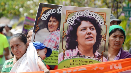 Miembros del Copinh protestan por muerte de Berta.