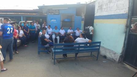 Empleados públicos congregados en el centro de salud Miguel Paz Barahora de San Pedro Sula.