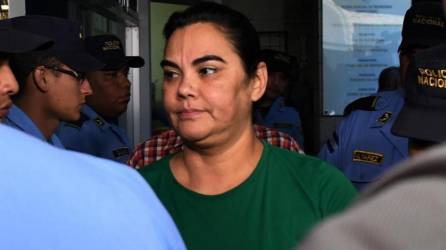 Rosa Elena Bonilla, esposa del expresidente Porfirio Lobo, es señalada de coautora de apropiación indebida y autora de ocho delitos de fraude.