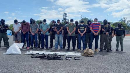 Este domingo fueron trasladados hacia Tegucigalpa los hombres capturados durante un operativo donde se halló 50 kilos de presunta cocaína.