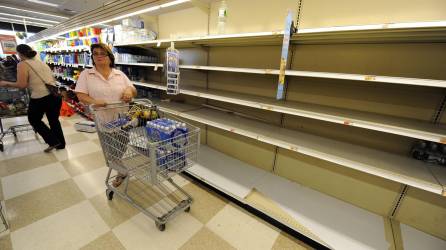 Fotografía de archivo de un estante para botellas de agua que quedó vacío en un supermercado en Nueva York (EEUU). EFE/ANDREW GOMBERT