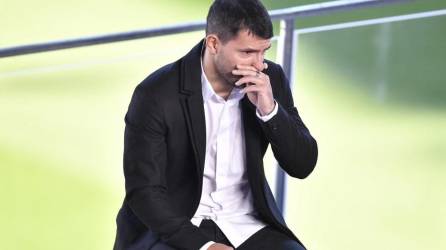 El delantero argentino del Barcelona Kun Agüero reacciona mientras se dirige a una conferencia de prensa para anunciar su retiro del fútbol.