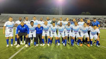 El equipo de las Leyedas de la Selección de Honduras posando para el partido contra las exfiguras de Ecuador.