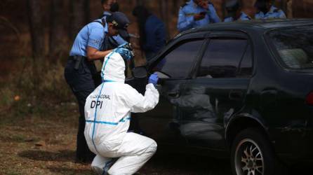 Equipos de inspecciones oculares de la DPI en la escena donde un hombre fue hallado muerto en el Distrito Central.