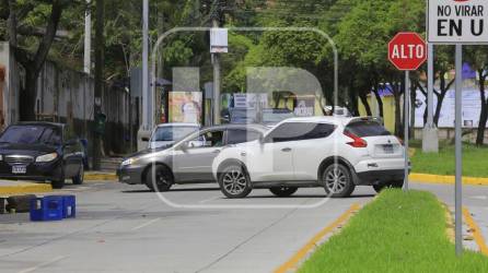 De día y de noche se observa el caos vial en la zona, el cual se hace más grande cuando se dirigen y salen carros de las escuelas aledañas. Fotos: Moisés Valenzuela.