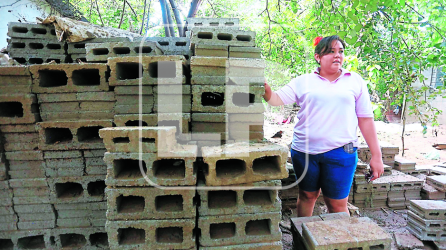 Nolvia Tróchez mostró el 9 de noviembre de 2020 a LA PRENSA la torre de bloques en donde sobrevivieron nueve personas. Fotos: Moisés Valenzuela