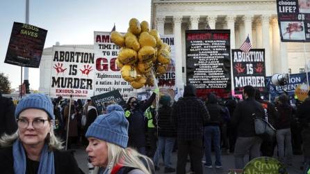 Manifestantes y activistas se reúnen frente a la Corte Suprema de los Estados Unidos.