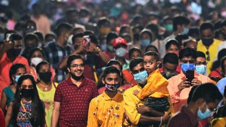 Una multitud se aglomera en un lugar de adoración de la diosa Durga por el festival Durga Puja en Calcuta, India.
